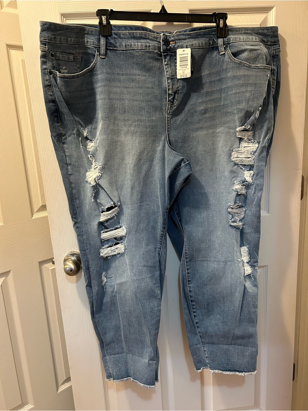Torrid Size 30 (30W Plus) Light Blue Distressed Ankle Jeans Denim Raw Hem NWT